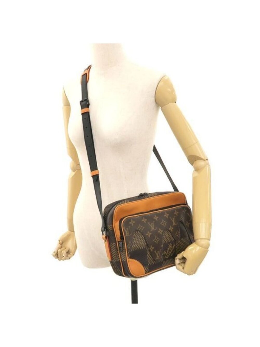 Louis Vuitton Damier LV Giant Nile Messenger - Picture 9 of 9